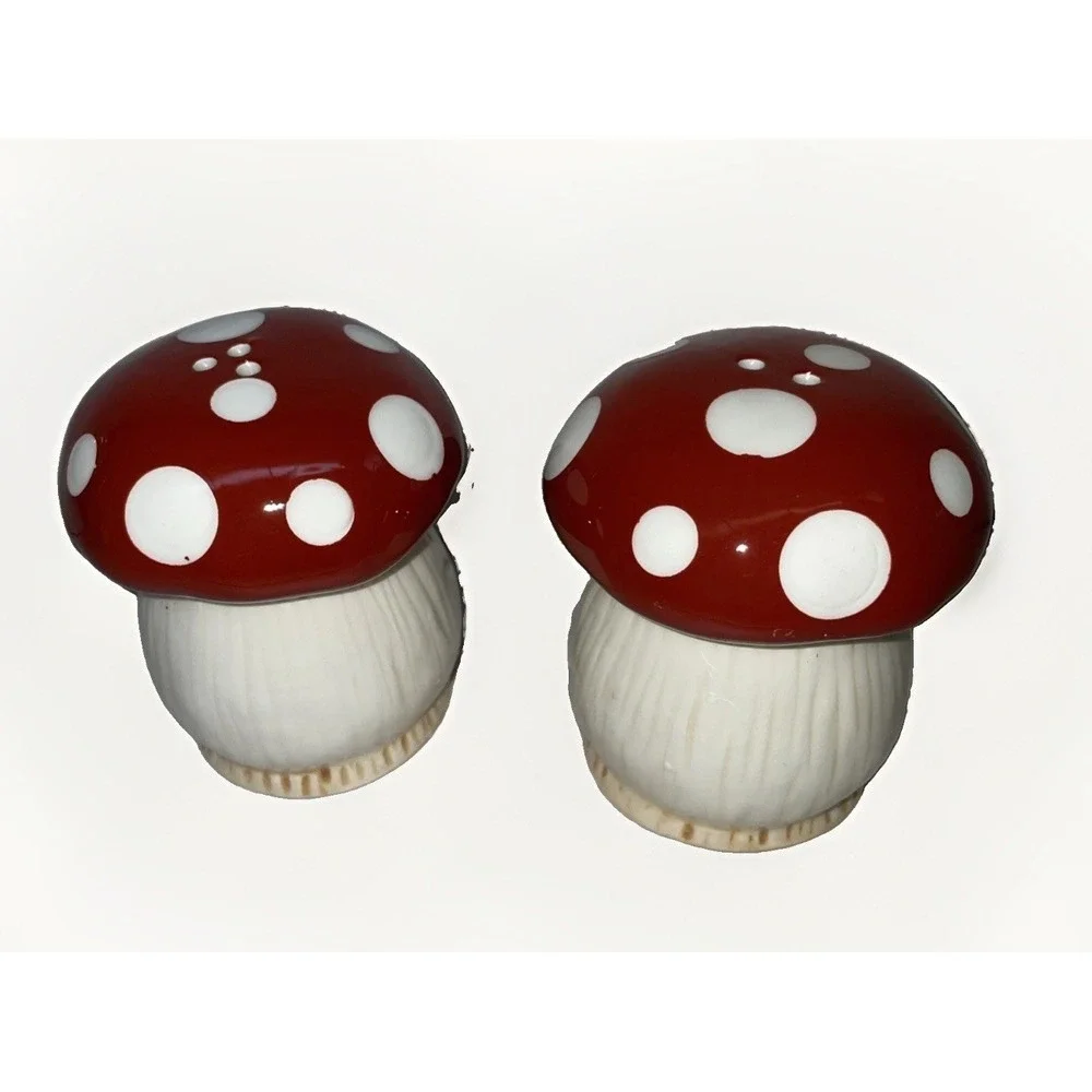 New RED WHITE DOT MUSHROOM SALT AND PEPPER SHAKER SET